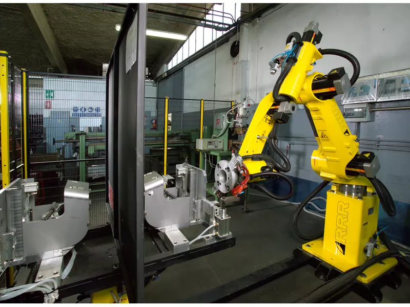 Robot di elettropuntatura in lavorazione.webp